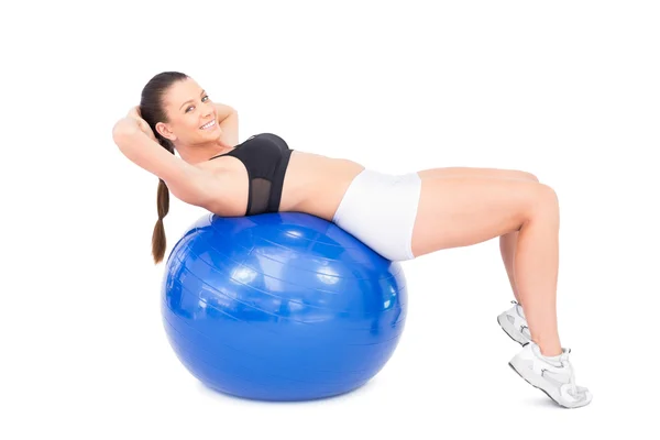 Sorrindo mulher desportiva trabalhando fora com bola de exercício — Fotografia de Stock