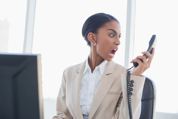 Furiosa mulher de negócios lindo gritando ao telefone — Fotografia de Stock