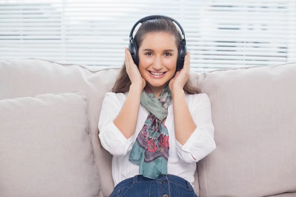 Smiling cute model listening to music — Stock Photo, Image