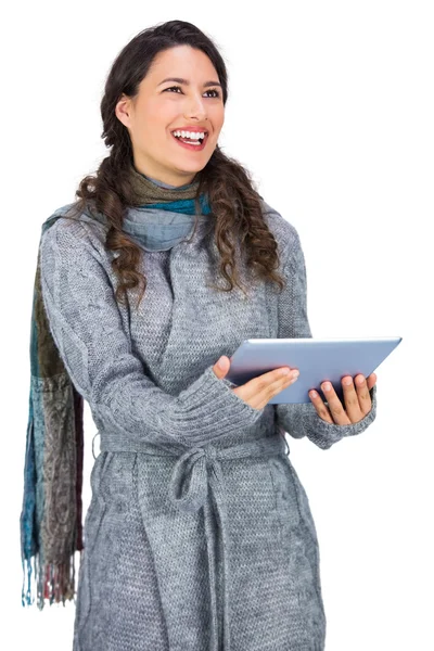 Gelukkig brunette dragen van winter kleding bedrijf haar Tablet PC — Stockfoto