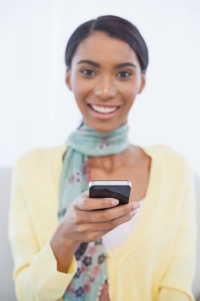 Happy elegant woman sitting on sofa text messaging — Stock Photo, Image