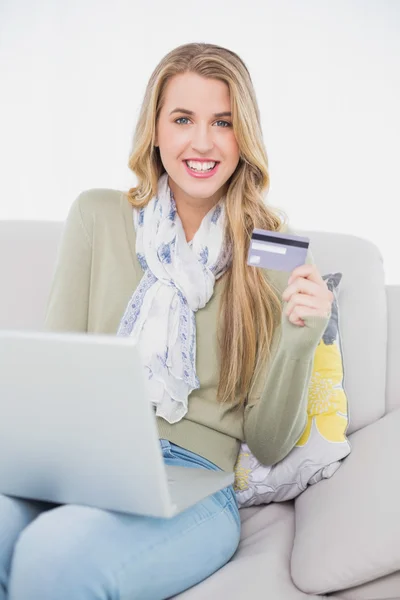 Happy cute blonde using her credit card to buy online — Stock Photo, Image