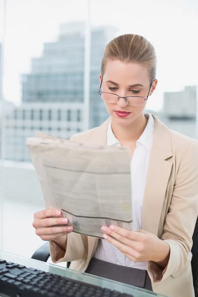 Seriöse Geschäftsfrau liest Zeitung — Stockfoto