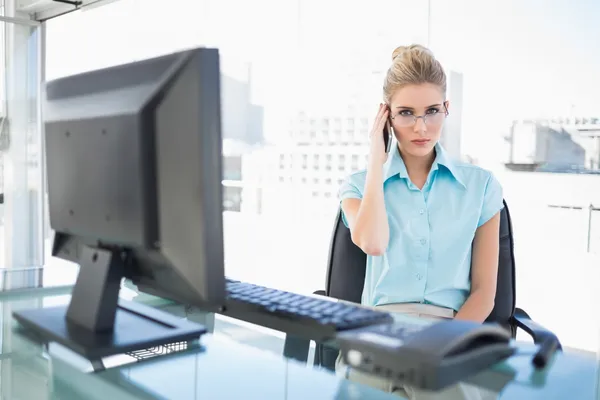 Stern empresaria con gafas teniendo una llamada —  Fotos de Stock