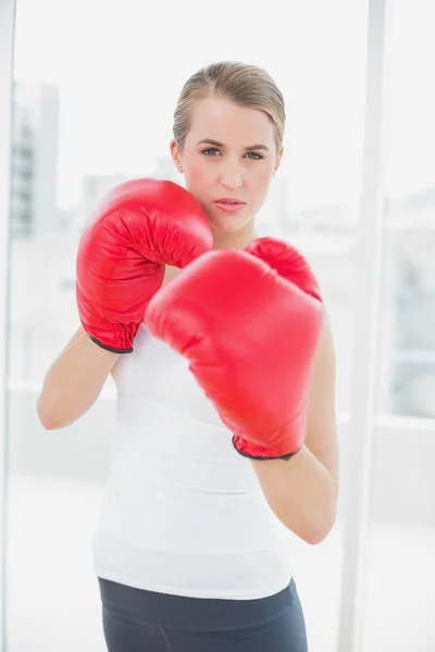 Ταιριάζει σοβαρή γυναίκα με τα κόκκινα γάντια πυγμαχίας — Φωτογραφία Αρχείου