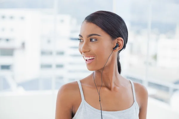 Smiling pretty model listening to music — Stock Photo, Image