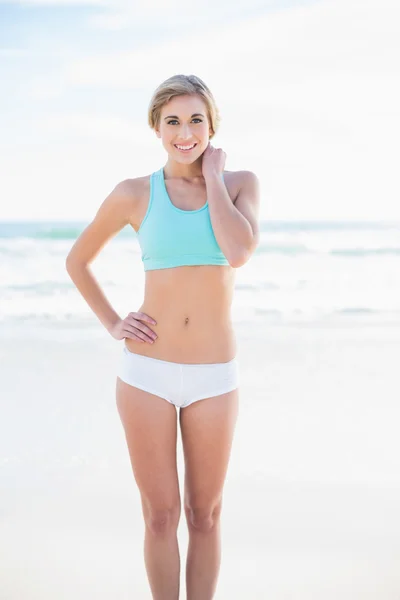 Sorrindo modelo loira em sportswear posando olhando para a câmera — Fotografia de Stock