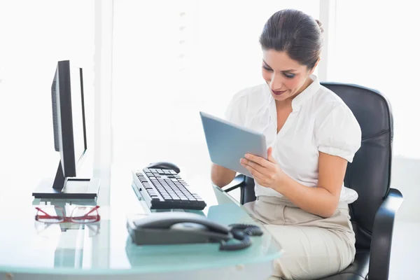 207540.jpgFemme d'affaires souriante utilisant sa tablette numérique au bureau — Photo