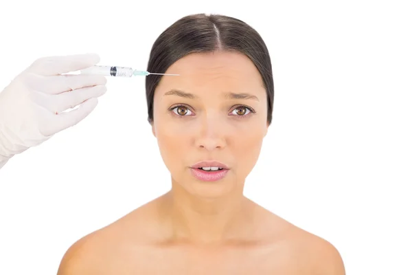 Modèle nu anxieux ayant injection botox sur le front — Photo