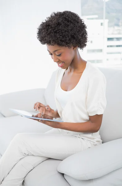 Lachende mooie brunette met behulp van haar tablet-pc — Stockfoto