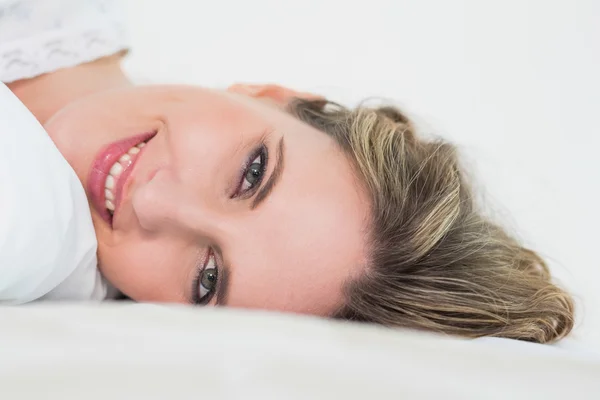 Close up van lachende vrij blonde vrouw — Stockfoto