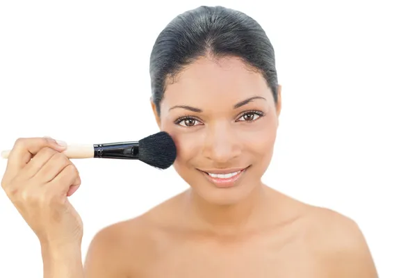 Pretty black haired model applying blusher — Stock Photo, Image