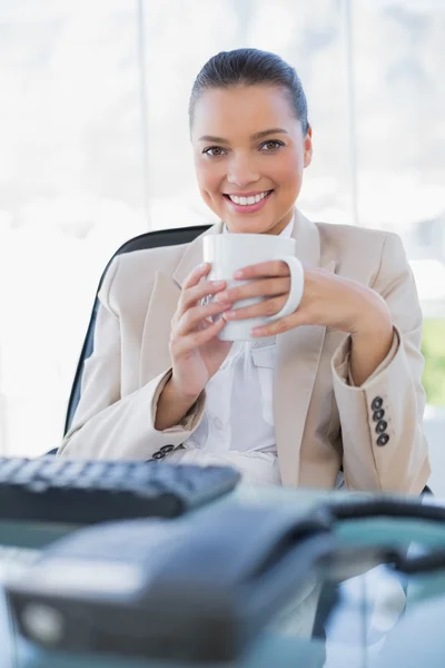 Vrolijke geavanceerde zakenvrouw bedrijf koffie — Stockfoto