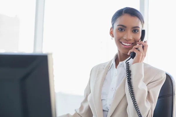 Sorrindo linda mulher de negócios no telefone — Fotografia de Stock