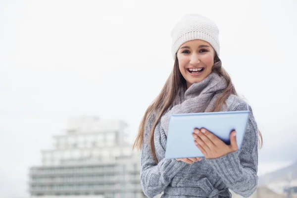 Donna allegra con vestiti invernali sul suo tablet — Foto Stock