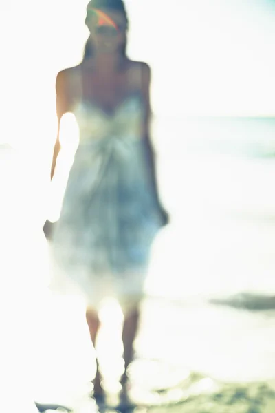 Silhouet van aantrekkelijke vrouw op het strand — Stockfoto