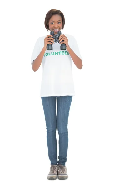 Mujer voluntaria sonriente usando prismáticos —  Fotos de Stock