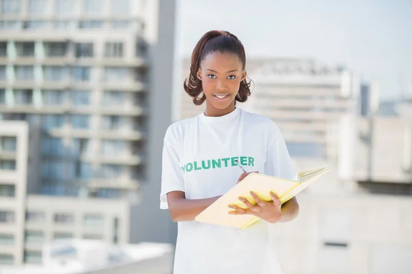 Heureuse altruiste femme tenant un cahier — Photo