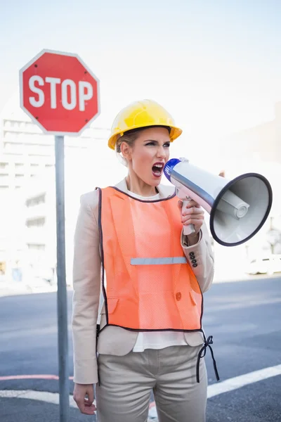 Empresaria enojada usando ropa de constructores gritando en megáfono —  Fotos de Stock