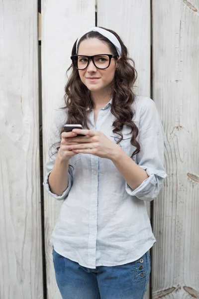 Nachdenkliche Trendfrau mit stylischer Brille, die SMS verschickt — Stockfoto
