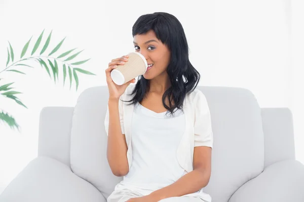 Vreedzame zwarte haired vrouw in witte kleren een drank drinken — Stockfoto