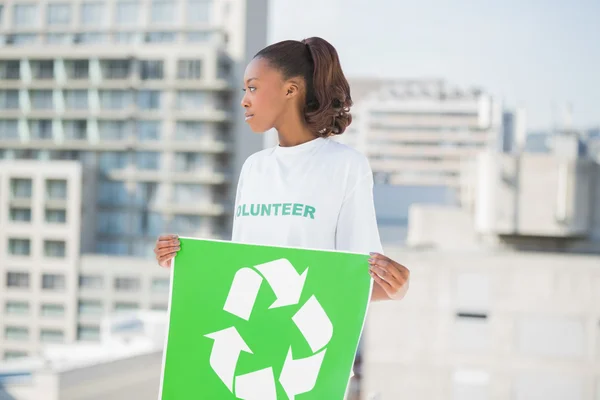 Söt volontär kvinna med återvinning skylt tittar bort — Stockfoto