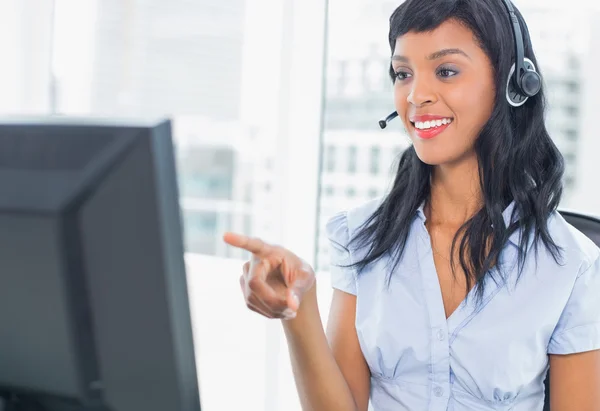 Pretty operator pointing her computer — Stock Photo, Image