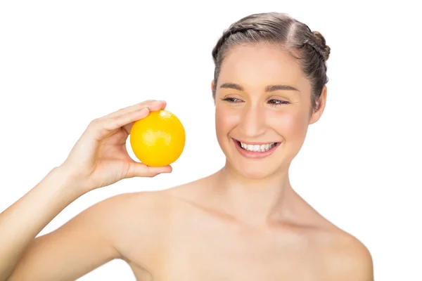 Smiling healthy model holding orange — Stock Photo, Image