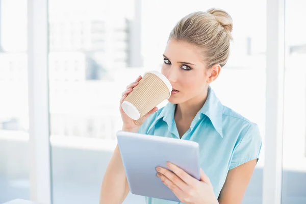 Ontspannen stijlvolle vrouw met behulp van Tablet PC terwijl het drinken van koffie — Stockfoto