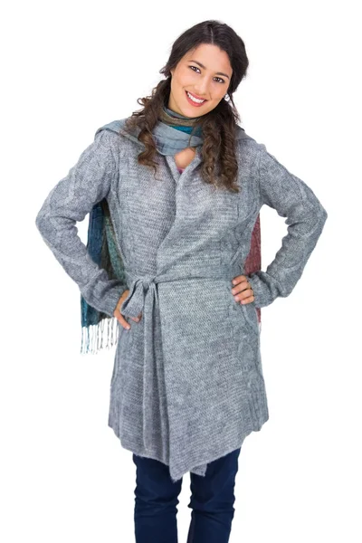 Morena bonita alegre vestindo roupas de inverno posando — Fotografia de Stock