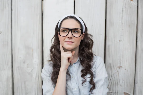 Mujer de moda pensativa con gafas elegantes posando —  Fotos de Stock