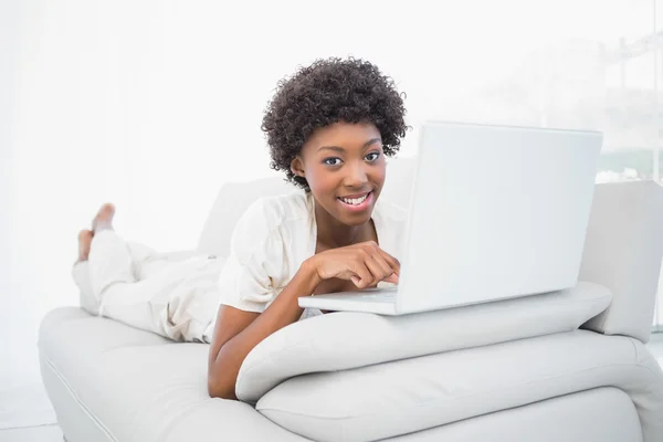 Gelukkig mooie brunette met behulp van haar laptop — Stockfoto