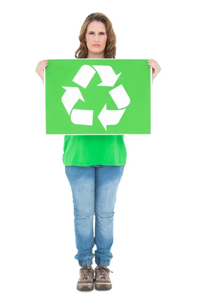 Activista ambiental sosteniendo cartel de reciclaje mirando a la cámara — Foto de Stock