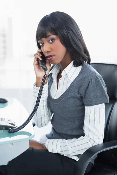 Femme d'affaires classe sérieux au téléphone — Photo