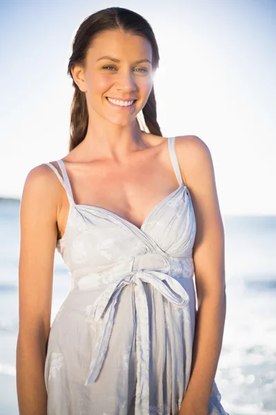 Yaz elbise poz içinde mutlu muhteşem bir kadın — Stok fotoğraf