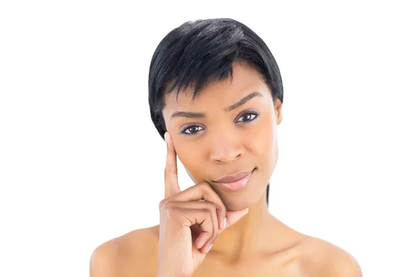 Zastanawiasz się czarnych włosach kobiety pozowanie, patrząc na kamery — Zdjęcie stockowe
