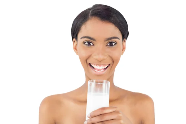 Sorrindo modelo atraente segurando vidro de leite — Fotografia de Stock
