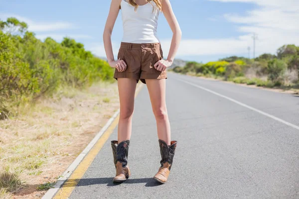 Mujer delgada natural posando mientras hace autostop — Foto de Stock