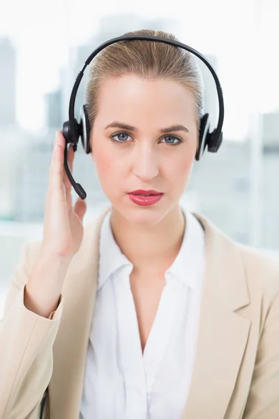 Allvarliga ganska call centre agent bära headsetet — Stockfoto