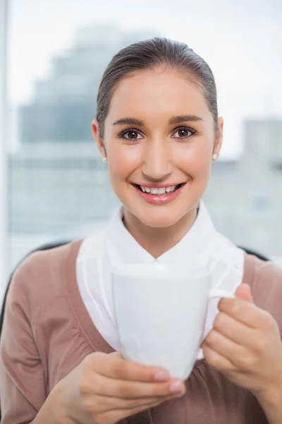 Happy gorgeous businesswoman holding cup of coffee — Stock Photo, Image