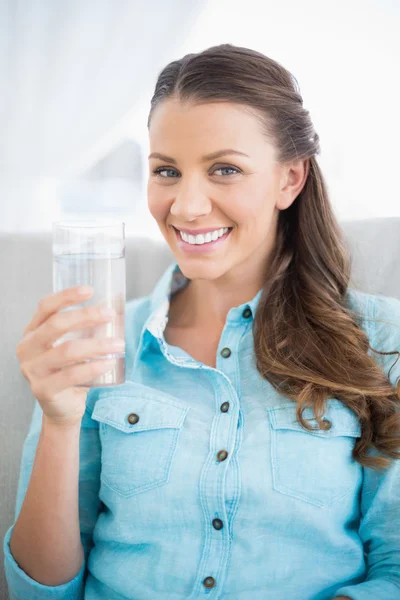 Retrato de mujer atractiva sosteniendo vaso de agua —  Fotos de Stock