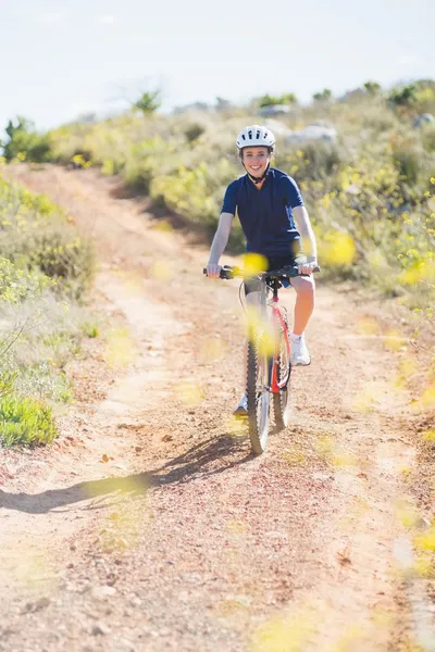 Femme souriante vélo d'équitation — Photo