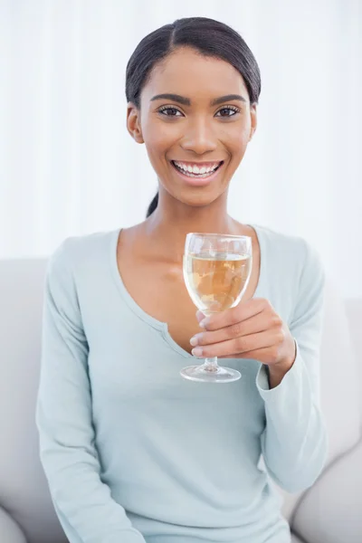 Mujer atractiva alegre bebiendo vino blanco —  Fotos de Stock