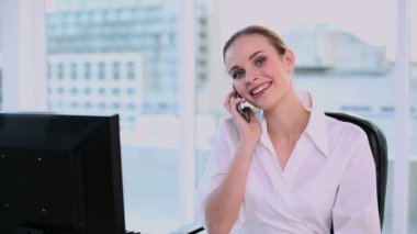 bir telefon olan iş kadını gülümseyen