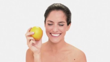 Holding ve portakal kokulu sakin esmer kadın