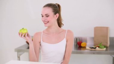 Yeşil elma kokulu gülümseyen modeli