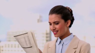 Gazete okuyan güzel iş kadını memnun