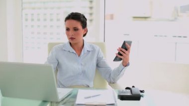 endişeli işkadını hesaplamalar yapma