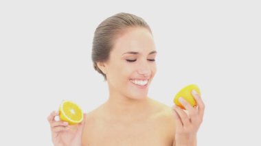 güzel model turuncu tamamlayan bir holding