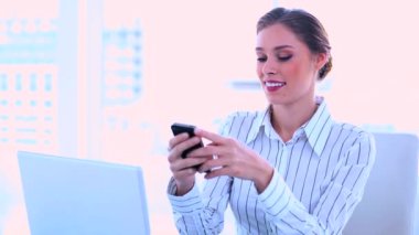 bir cep telefonu kullanarak cazip iş kadını